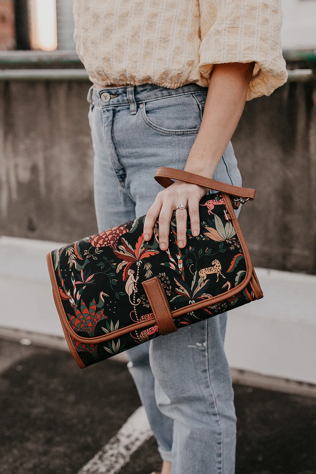 OiOi Change Clutch - Jungle Black/Tan
