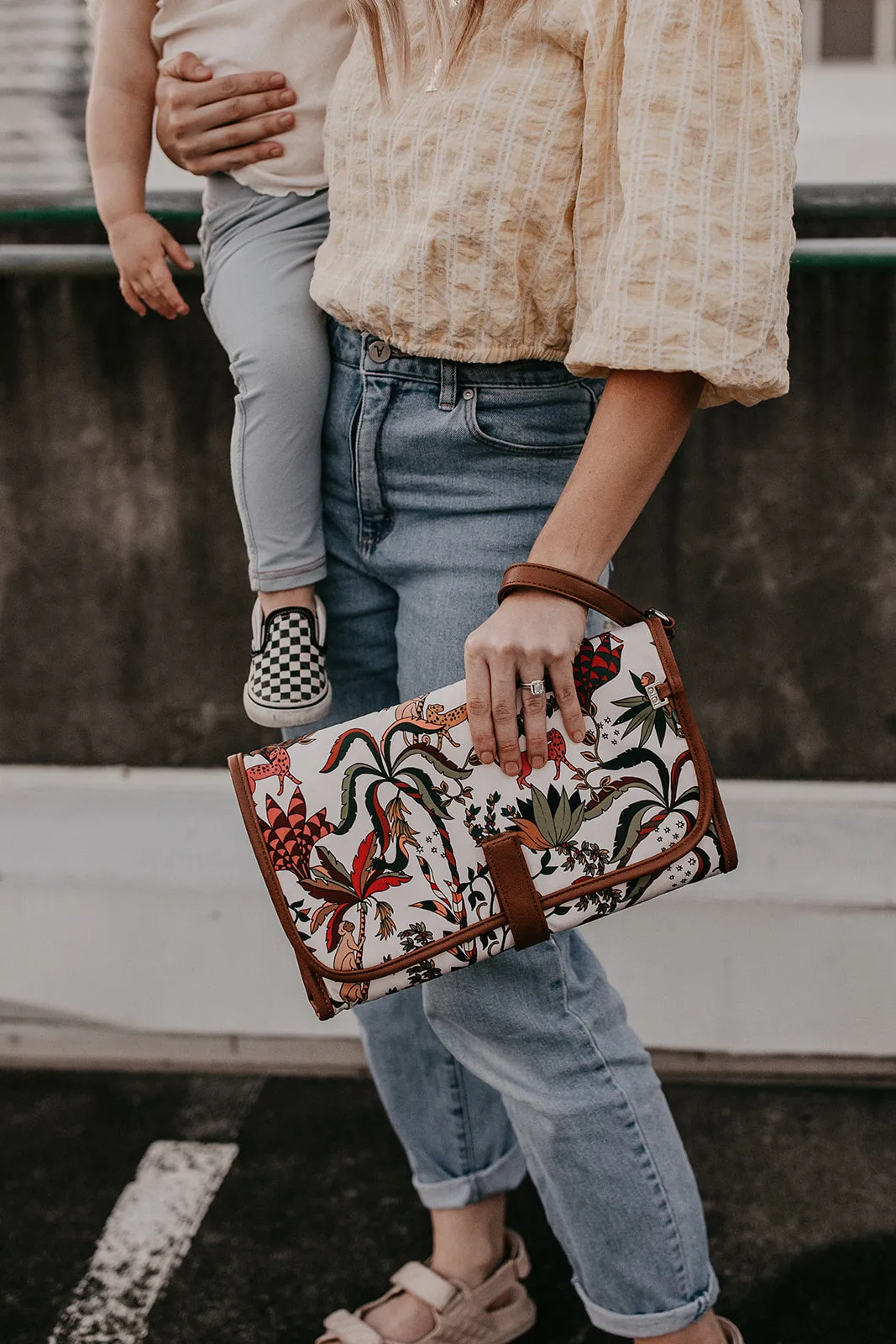 OiOi Change Clutch - Jungle Cream/Tan
